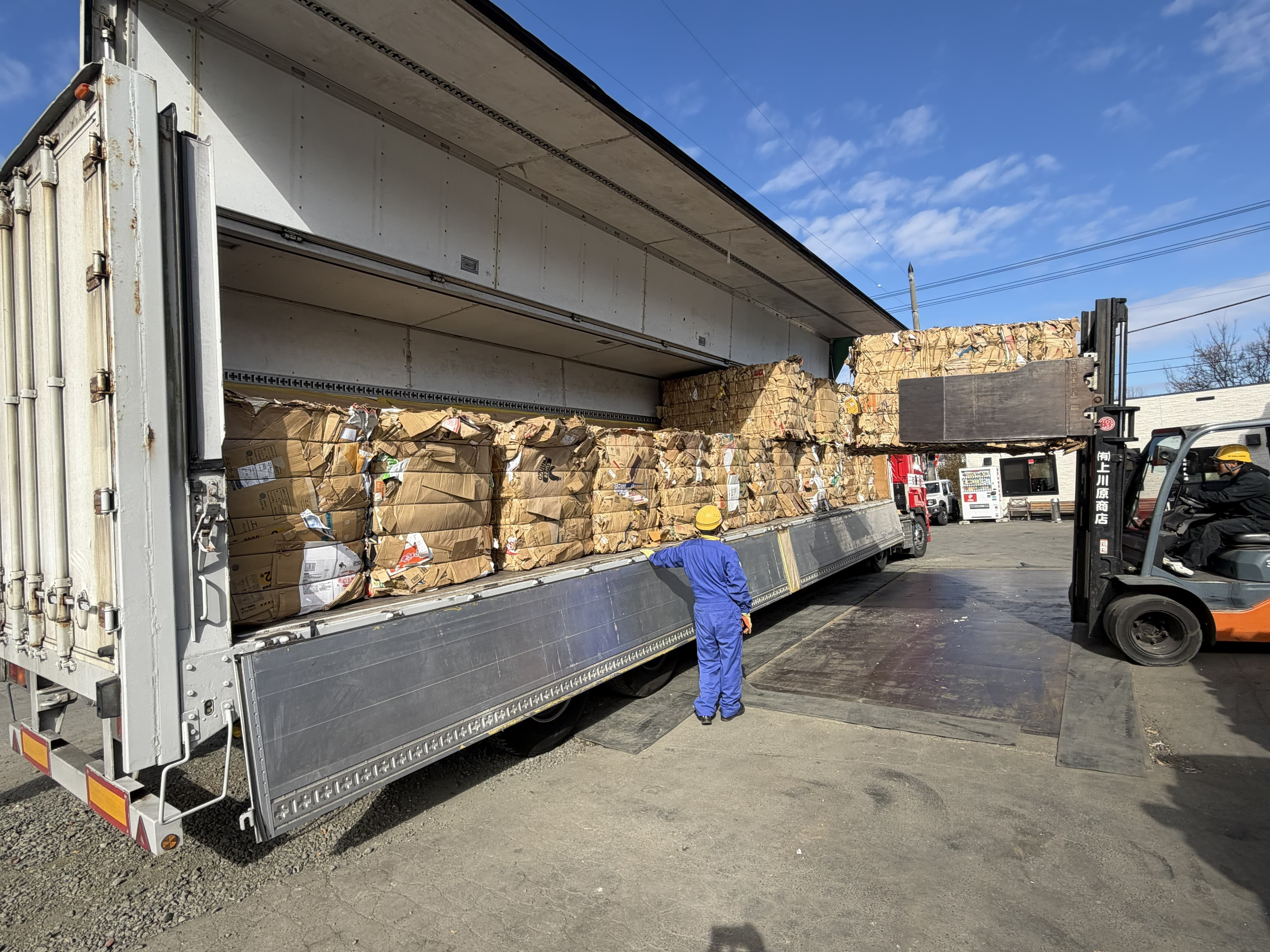 産業廃棄物回収のトラックと作業員